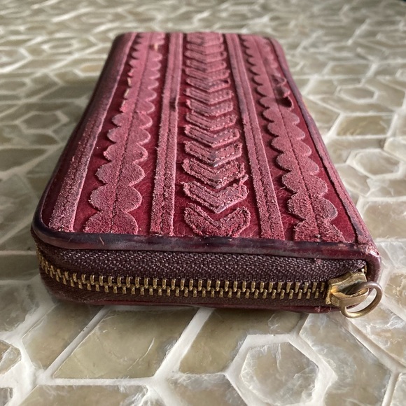Fossil Aztec leather accordion zip around wallet in burgundy - Picture 2 of 11